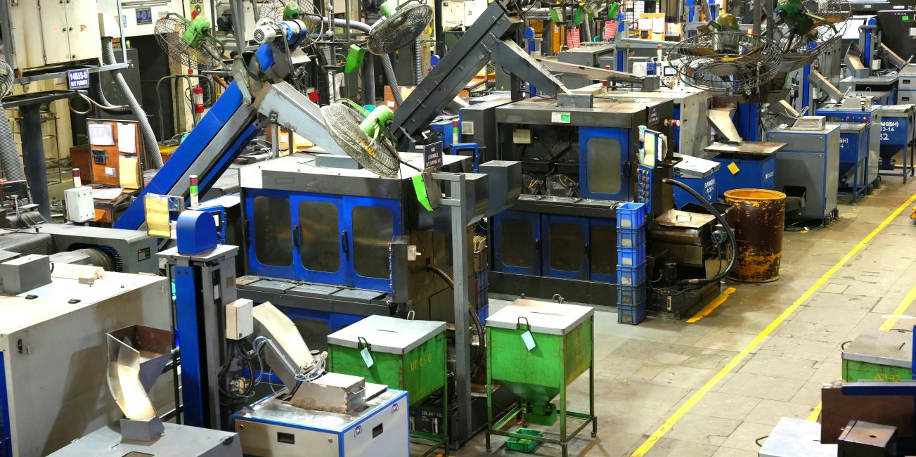 Hala produkcyjna z szeregiem maszyn przemysłowych i urządzeń automatycznej linii technologicznej wykorzystywanej do obróbki lub produkcji elementów metalowych.