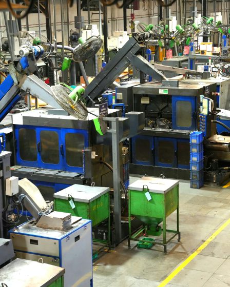 Hala produkcyjna z szeregiem maszyn przemysłowych i urządzeń automatycznej linii technologicznej wykorzystywanej do obróbki lub produkcji elementów metalowych.