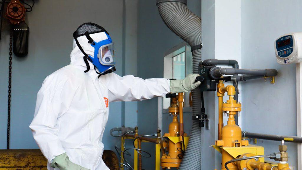 osoba w kombinezonie sprawdza trwałość powłok elastomerowych