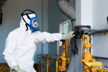 osoba w kombinezonie sprawdza trwałość powłok ochronnych