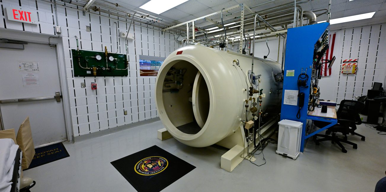 Zaawansowana komora próżniowa w laboratorium badawczym. Zastosowanie powłok fluoropolimerowych w aparaturze naukowej.