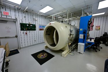 Zaawansowana komora próżniowa w laboratorium badawczym. Zastosowanie powłok fluoropolimerowych w aparaturze naukowej.