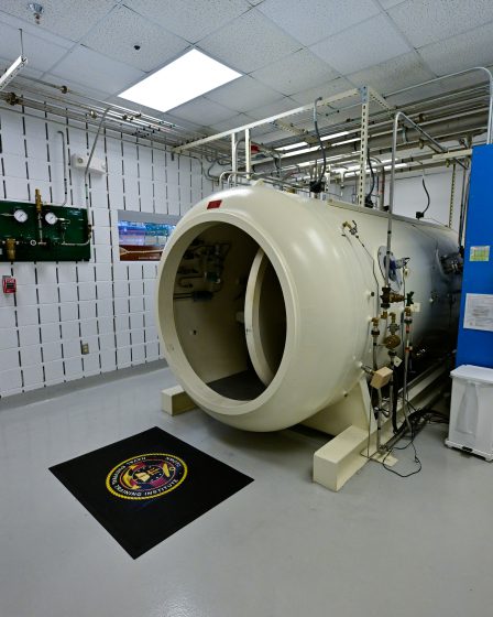 Zaawansowana komora próżniowa w laboratorium badawczym. Zastosowanie powłok fluoropolimerowych w aparaturze naukowej.