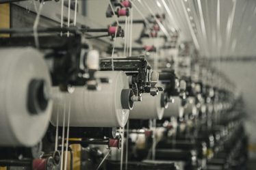 maszyna tekstylna na hali produkcyjnej