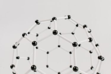 model geometrycznej struktury molekularnej z czarnymi i białymi połączeniami