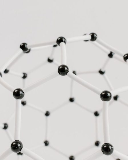 model geometrycznej struktury molekularnej z czarnymi i białymi połączeniami