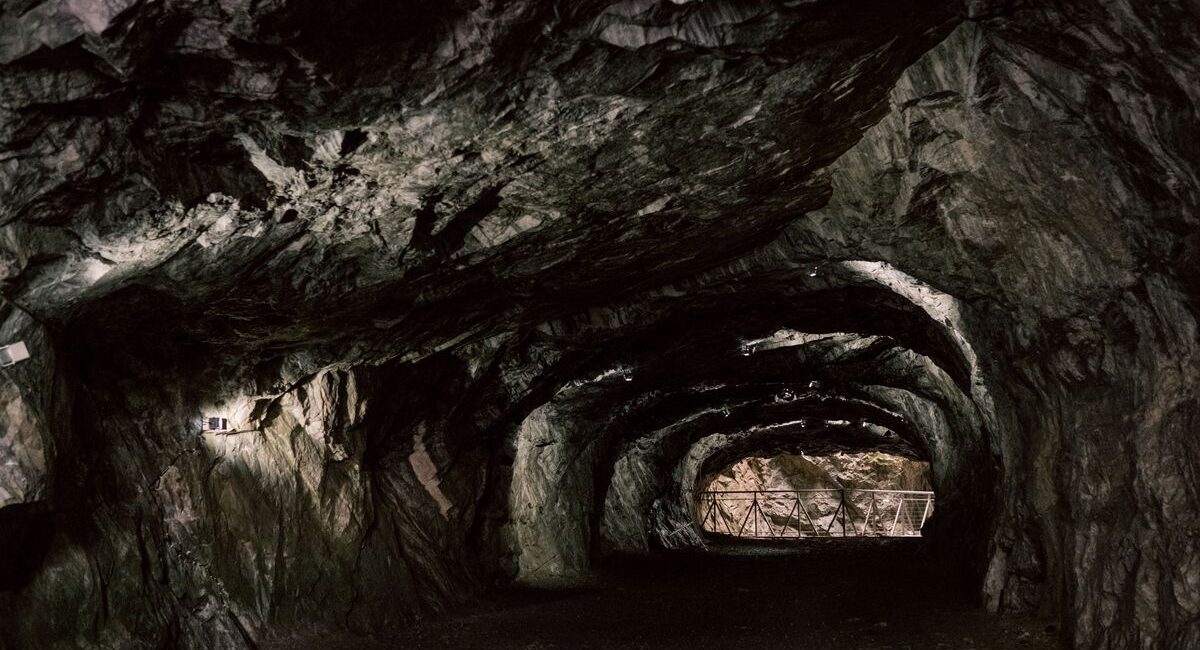 skalny tunel