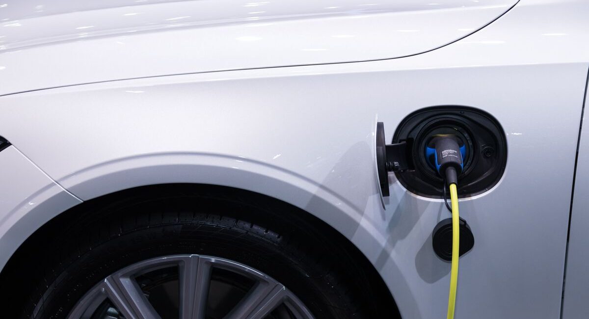 ładowanie samochodu elektrycznego