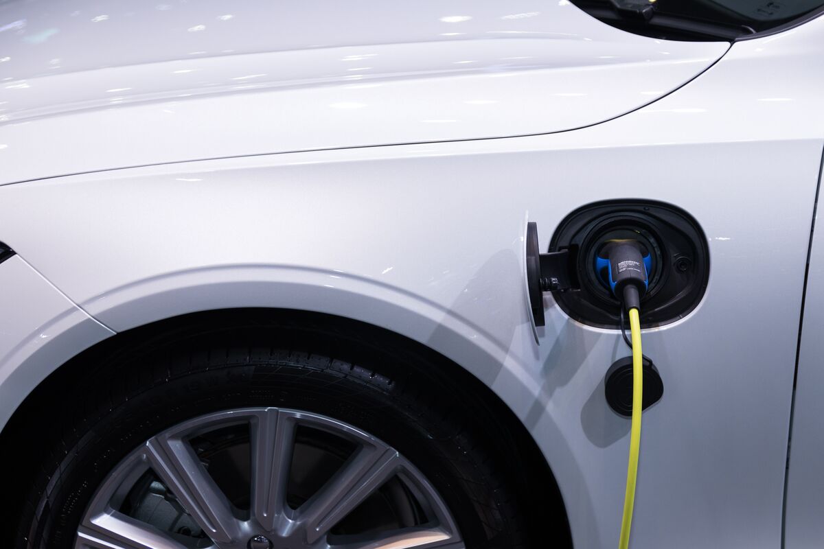 ładowanie samochodu elektrycznego