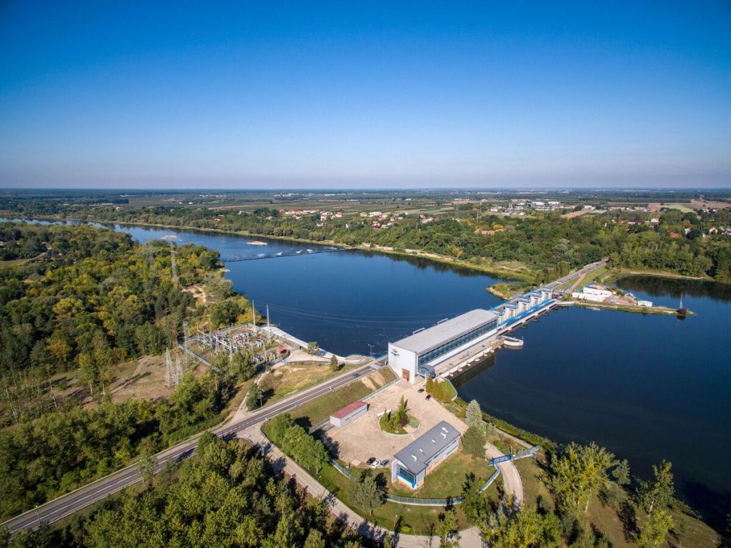 widok lotniczy na zaporę rzeczną